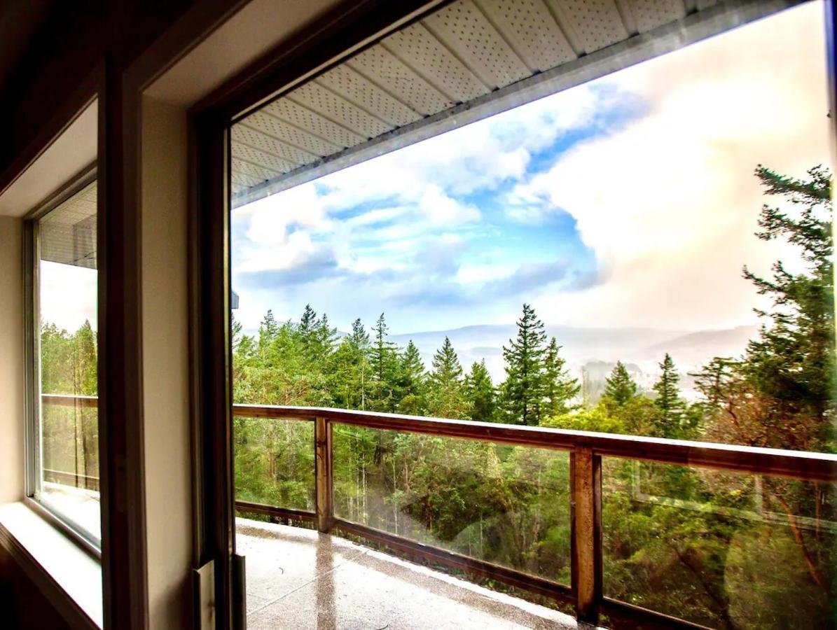 Stunning Home With Amazing Views Near The City Victoria Esterno foto