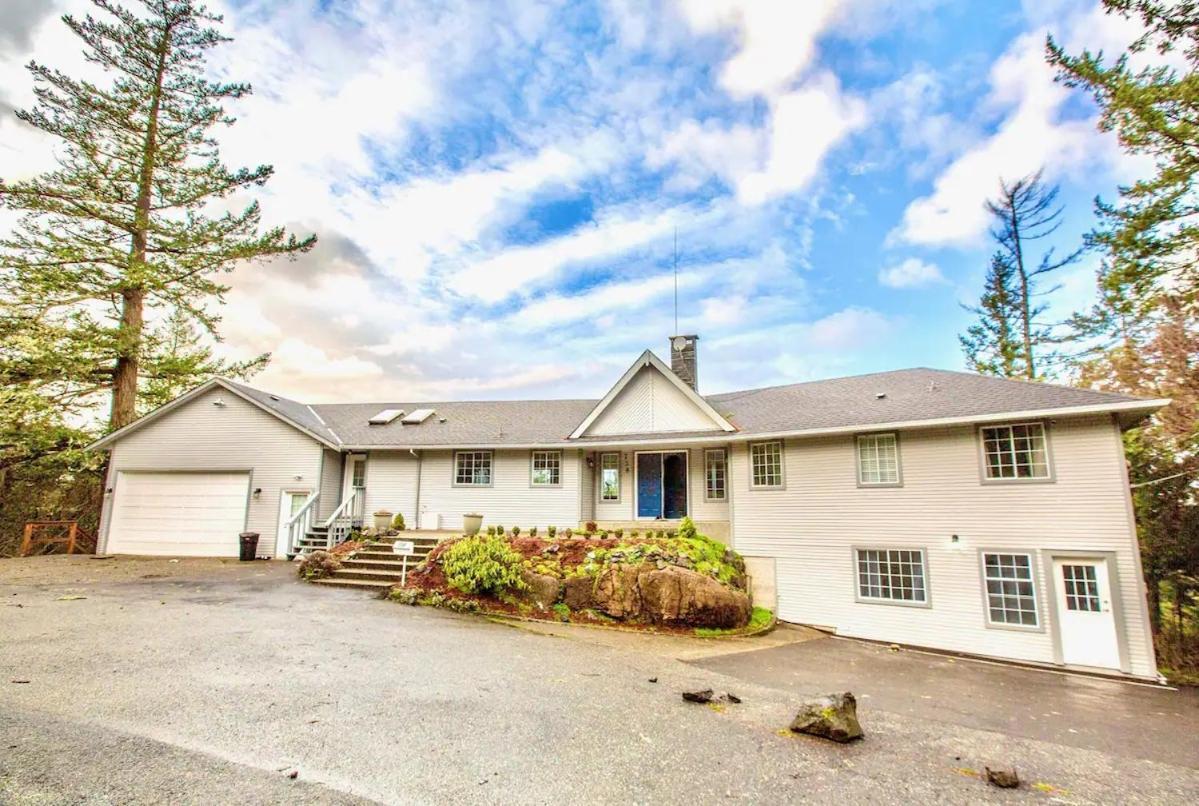 Stunning Home With Amazing Views Near The City Victoria Esterno foto